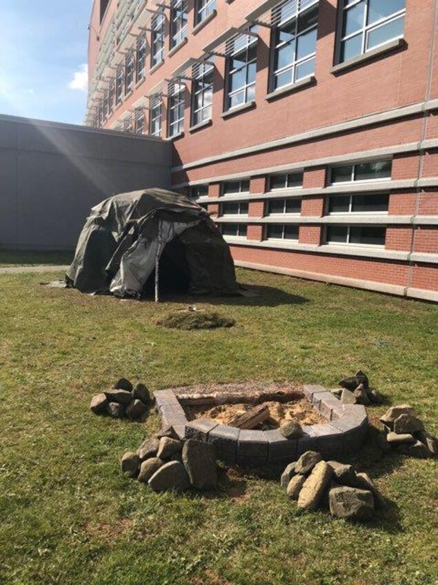 Tente de sudation à l'extérieur, près du bâtiment de la GRC. Tente de sudation à l'extérieur, près du bâtiment de la GRC.