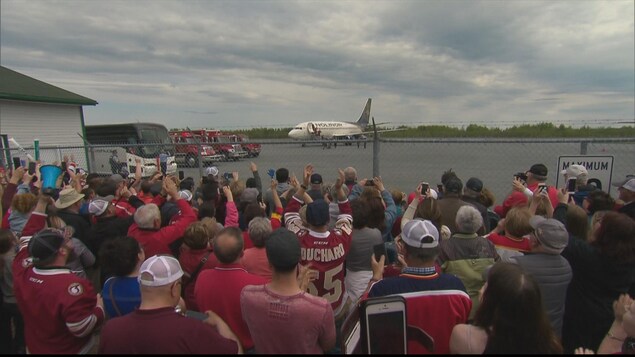 Plus de 1500 personnes attendaient les joueurs à l'aéroport de Bathurst. Plus de 1500 personnes attendaient les joueurs à l'aéroport de Bathurst.