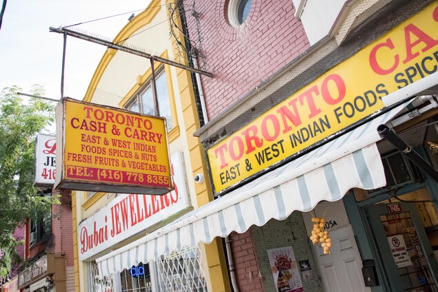 La façade d'une épicerie indienne La façade d'une épicerie indienne