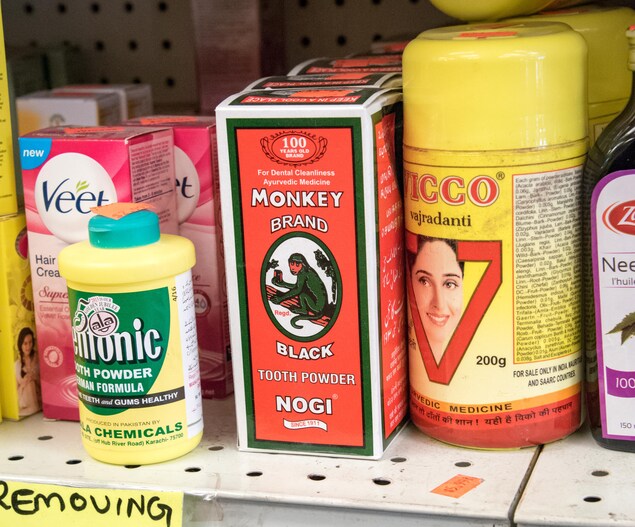 Une boîte orange sur une tablette d'épicerie Une boîte orange sur une tablette d'épicerie
