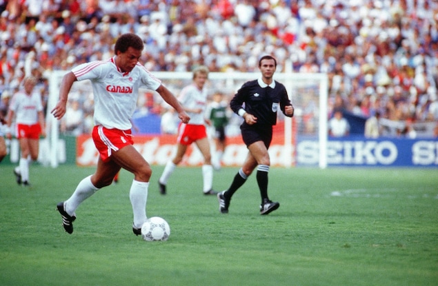 Carl Valentine, en action lors d'une partie contre la France. Carl Valentine, en action lors d'une partie contre la France.