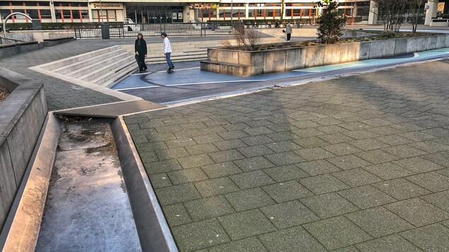 Le Water Square est relié aux toits des immeubles voisins par des rigoles qui transportent l'eau dans le bassin. 