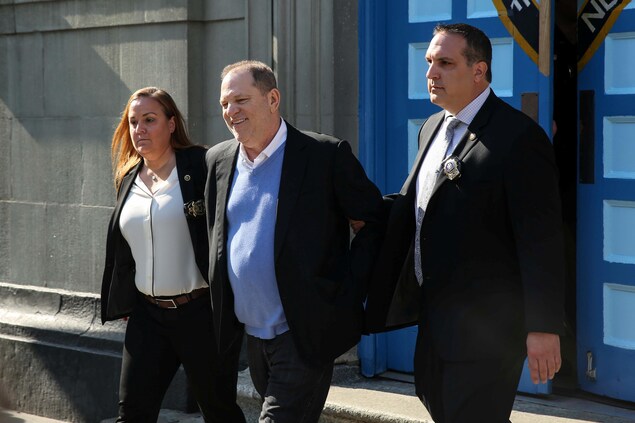 Le producteur de films Harvey Weinstein quitte le poste de police de Manhattan sous escorte policière. Le producteur de films Harvey Weinstein quitte le poste de police de Manhattan sous escorte policière.