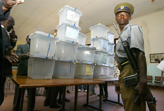 Un policier près de boîtes de scrutin le 19 avril 2008 Un policier près de boîtes de scrutin le 19 avril 2008