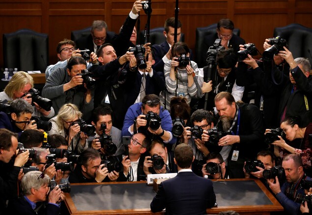 Le PDG de Facebook Mark Zuckerberg a comparu devant le sénat concernant le scandale Cambridge Analytica. Le PDG de Facebook Mark Zuckerberg a comparu devant le sénat concernant le scandale Cambridge Analytica.