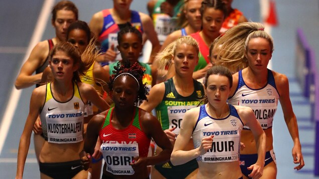 Le peloton d'athlètes prenant part au 3000 m féminin.