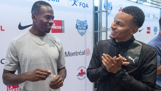 Ils discutent avec le sourire.