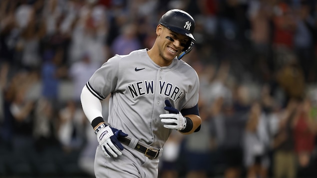Il sourit en courant dans l'uniforme de New York.