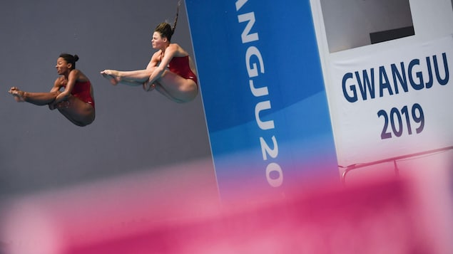 Jennifer Abel et Melissa Citrini-Beaulieu en action au 3 mètres synchro.