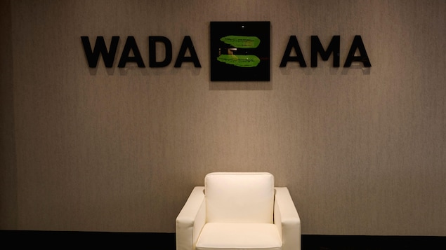 Un siège vide, il est écrit sur le mur à l'arrière, WADA - AMA.