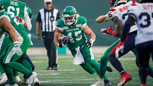 Le demi offensif A.J. Ouellette prolonge d’un an avec les Roughriders