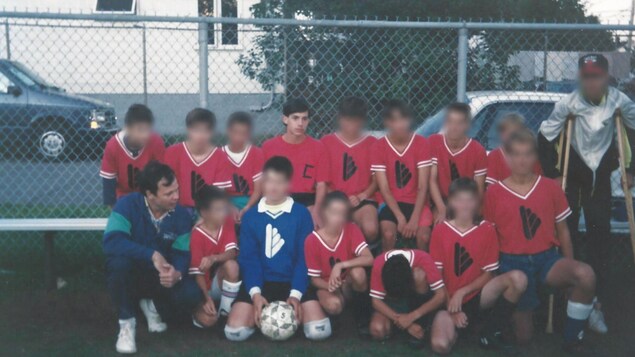 Alain Fortier (en haut, au centre), plus jeune, dans son équipe de soccer