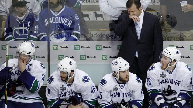 Alain Vigneault derrièr le banc des Canucks le 13 juin 2011 Alain Vigneault derrièr le banc des Canucks le 13 juin 2011