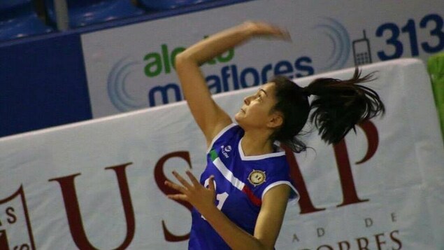La volleyeuse Alessandra Chocano qui s'adonne à son sport. La volleyeuse Alessandra Chocano qui s'adonne à son sport.