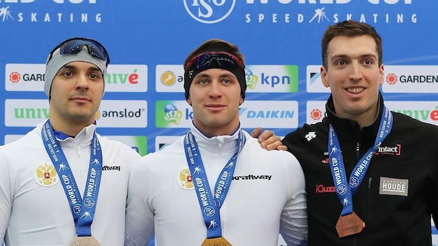 Alex Boisvert-Lacroix sur le podium à la Coupe du monde de patinage de vitesse sur longue piste de Nur-Sultan, au Kazakhstan.