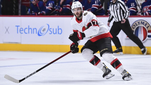 Alex Galchenyuk patine durant un match de hockey.