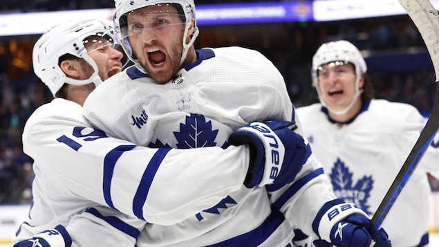 Les Maple Leafs marquent quatre buts de suite et l’emportent en prolongation