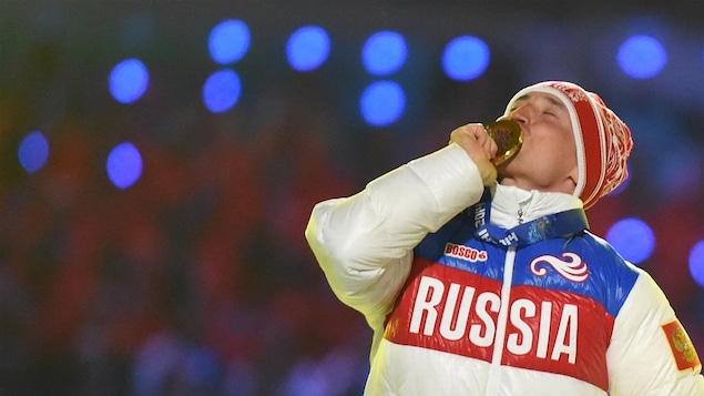 Alexander Legkov embrasse sa médaille d'or remportée au 50 km de ski de fond aux Jeux olympiques de Sotchi.