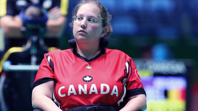 Alison Levine patiente entre deux lancers aux Jeux paralympiques de Rio