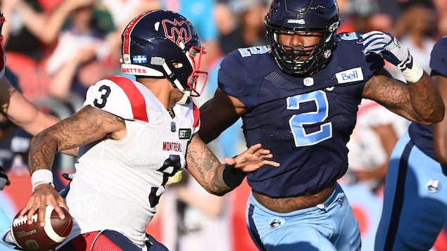 Shawn Oakman attempted to block the ball shot by Vernon Adams Jr.