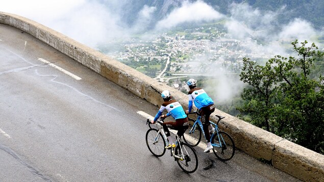 Les Français Romain Bardet et Tony Gallopin montent côte à côte l'Alpe d'Huez Les Français Romain Bardet et Tony Gallopin montent côte à côte l'Alpe d'Huez