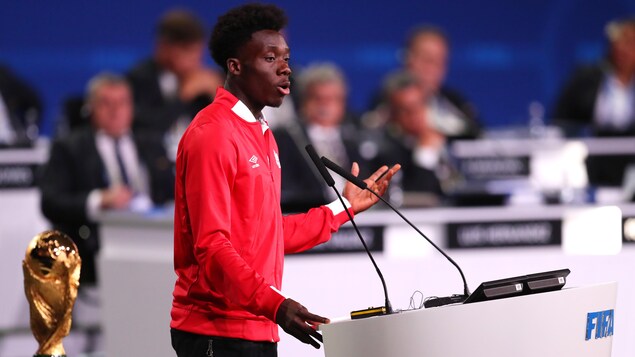 Alphonso Davies a livré un discours avant le dévoilement de la candidature gagnante en vue de la Coupe du monde 2026 Alphonso Davies a livré un discours avant le dévoilement de la candidature gagnante en vue de la Coupe du monde 2026