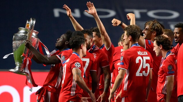 Des joueurs de soccer célèbrent leur victoire.