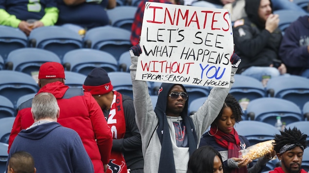 Un partisan des Texans faisant référence aux propos de Bob McNair. Un partisan des Texans faisant référence aux propos de Bob McNair.