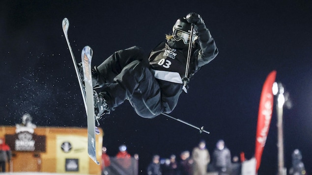 Amy Fraser à la Coupe du monde de ski acrobatique de Calgary.