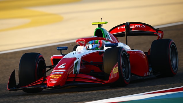 Une monoplace, de profil, roule sur un circuit. 