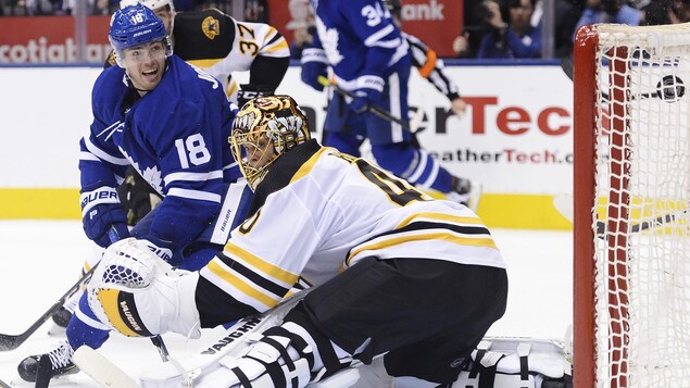 Andreas Johnsson (no 18) et Tuukka Rask (no 40)