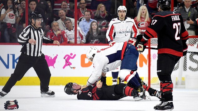 Andrei Svechnikov (no 37), Alex Ovechkin (no 8) et Justin Faulk (no 27)