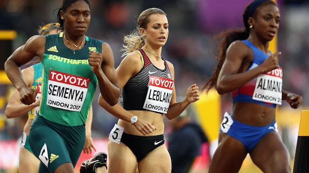 Des coureuses s'affrontent en piste.