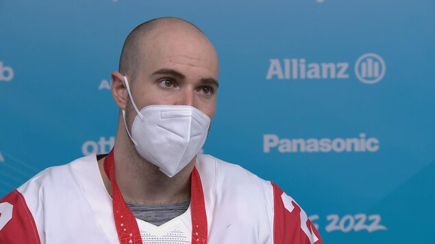 Antoine Lehoux accorde une entrevue après la finale de parahockey à Pékin.