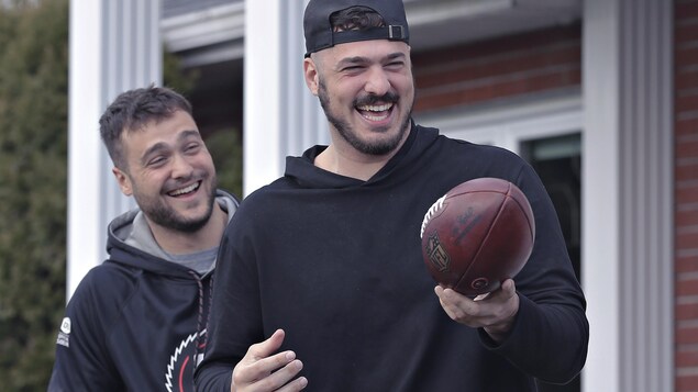 Antony et Adam Auclair rient.
