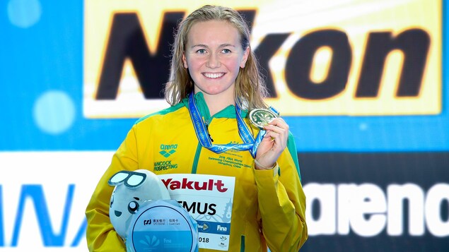 L'Australienne Ariarne Titmus avec sa médaille d'or