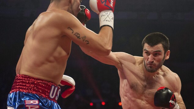Artur Beterbiev (à droite) contre Jeff Page