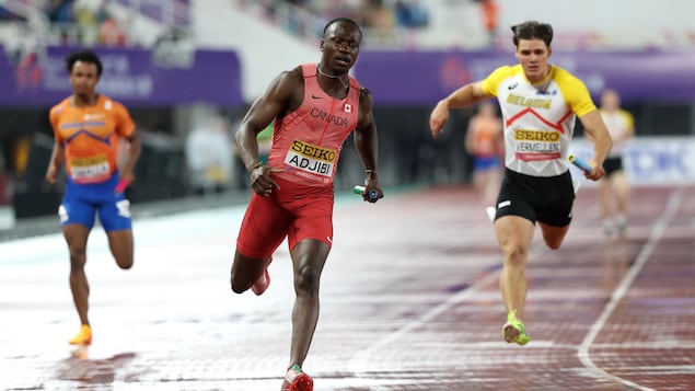 Eliezer Adjibi court pour le Canada lors d'un relais 4x100 m.