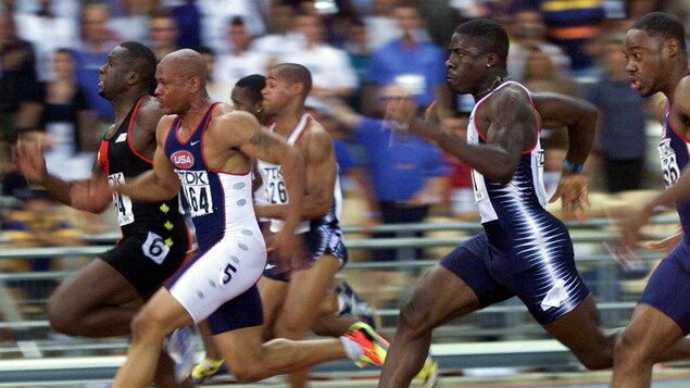 Bruny Surin (à gauche) court le 100 m aux Championnats du monde d'athlétisme de 1999 à Séville, en Espagne. Bruny Surin (à gauche) court le 100 m aux Championnats du monde d'athlétisme de 1999 à Séville, en Espagne.