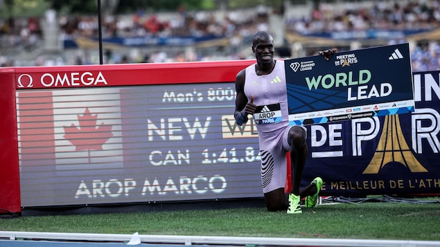 Marco Arop prend la pose devant le cadran sur lequel figure son record de saison.