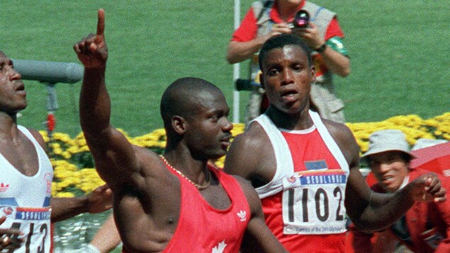 Le sprinteur canadien Ben Johnson célèbre sa victoire au 100 m des Jeux olympiques de Séoul, en 1988. Le sprinteur canadien Ben Johnson célèbre sa victoire au 100 m des Jeux olympiques de Séoul, en 1988.