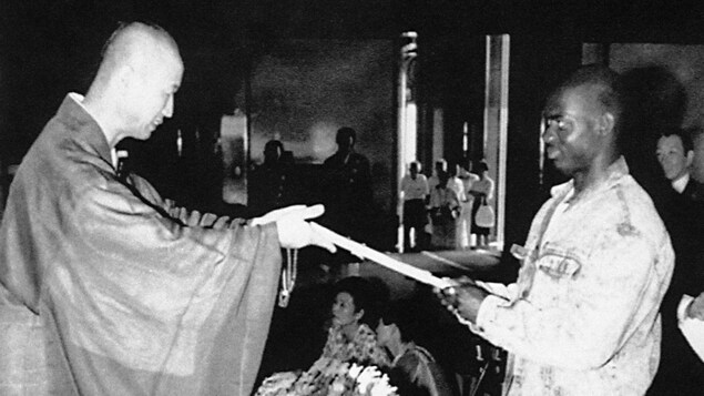 Ben Johnson reçoit un porte-bonheur d'un moine bouddhiste du temple Shinshoji de Narita, au Japon, le 15 septembre 1988. Ben Johnson reçoit un porte-bonheur d'un moine bouddhiste du temple Shinshoji de Narita, au Japon, le 15 septembre 1988.