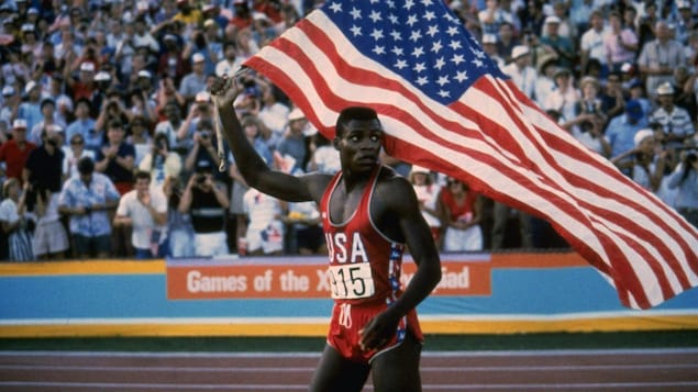 L'Américain Carl Lewis célèbre sa victoire en finale du 100 m aux Jeux olympiques de Los Angeles, en 1984. L'Américain Carl Lewis célèbre sa victoire en finale du 100 m aux Jeux olympiques de Los Angeles, en 1984.