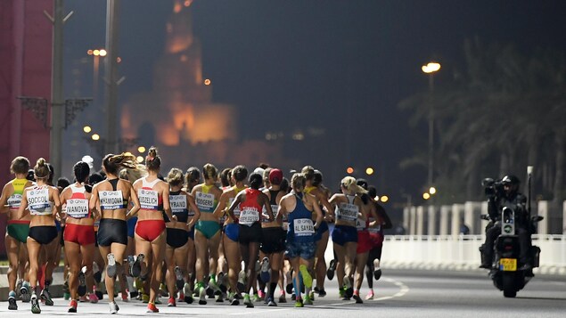 Les athlètes courent dans les rues de Doha, en pleine nuit, lors du marathon féminin des Championnats du monde d'athlétisme 2019 au Qatar.