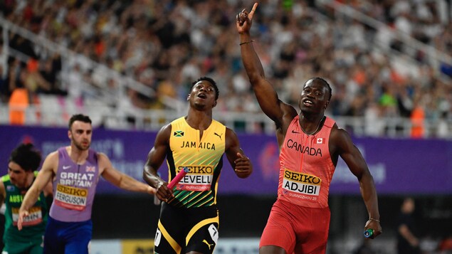 Eliezer Adjibi franchit la ligne d'arrivée en premier.