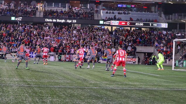 Des joueurs de soccer s'affrontent pendant un match.