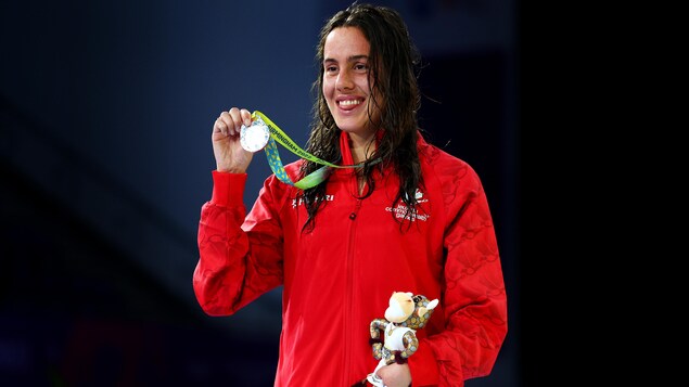 Aurélie Rivard pose avec sa médaille d'argent. 