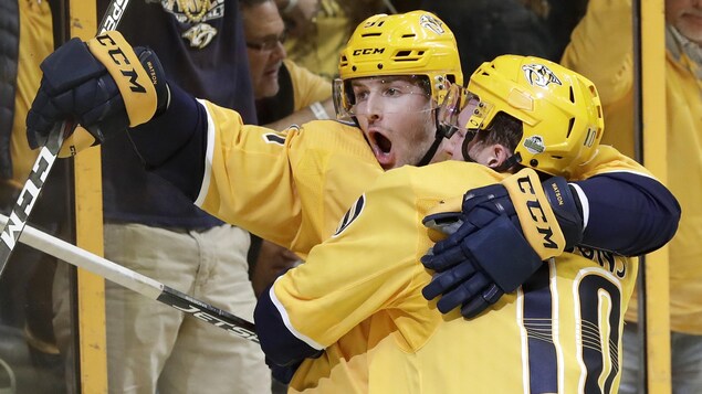 Austin Watson (à gauche) et Colton Sissons Austin Watson (à gauche) et Colton Sissons