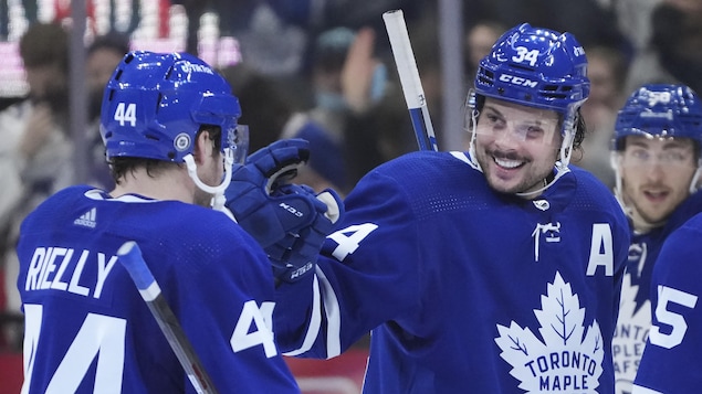 Auston Matthews signe un tour du chapeau dans une victoire contre le Kraken