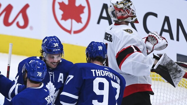 Auston Matthews sourit après avoir marqué un but contre les Sénateurs d'Ottawa.